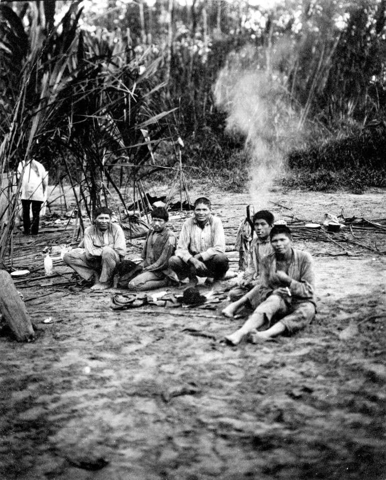 Rio Madidi, Bolivia. Chamaindianer på besök i expeditionens läger. Rio Madidi - SMVK - 005544