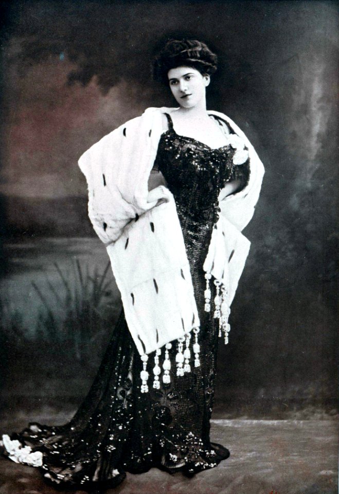 Robe du soir et étole d'hermine par Redfern 1906 cropped