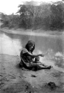 Rio Madidi, Bolivia. Kvinna med barn vid flodstranden. Rio Madidi - SMVK - 005540