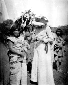Rio Madidi, Bolivia. Olga Nordenskiöld och chamaindianska som håller spädbarn. Rio Madidi - SMVK - 005524