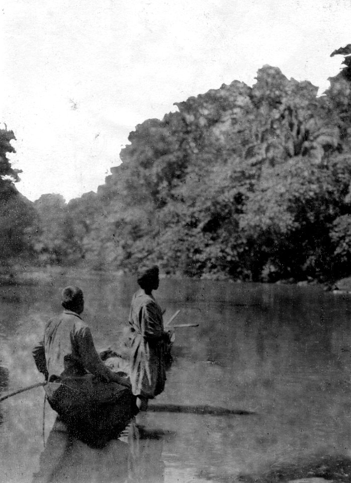 Rio Maniqui, nordöstra Bolivia. Chimaneindianer med kanot. I denna gjorde exp - SMVK - 005669