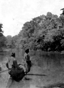 Rio Maniqui, nordöstra Bolivia. Chimaneindianer med kanot. I denna gjorde exp - SMVK - 005669
