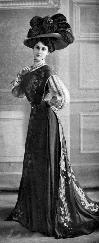 Robe princesse par Redfern 1907 cropped
