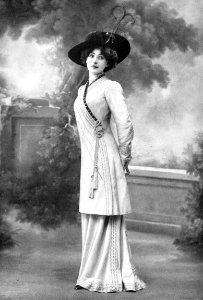 Robe d'après-midi par Redfern 1910 cropped