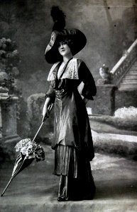 Robe d'après-midi par Redfern 1912 cropped