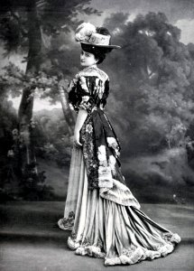 Robe princesse par Redfern 1906 cropped photo