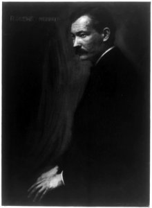 Robert Henri, half-length portrait, seated, facing left LCCN98503603