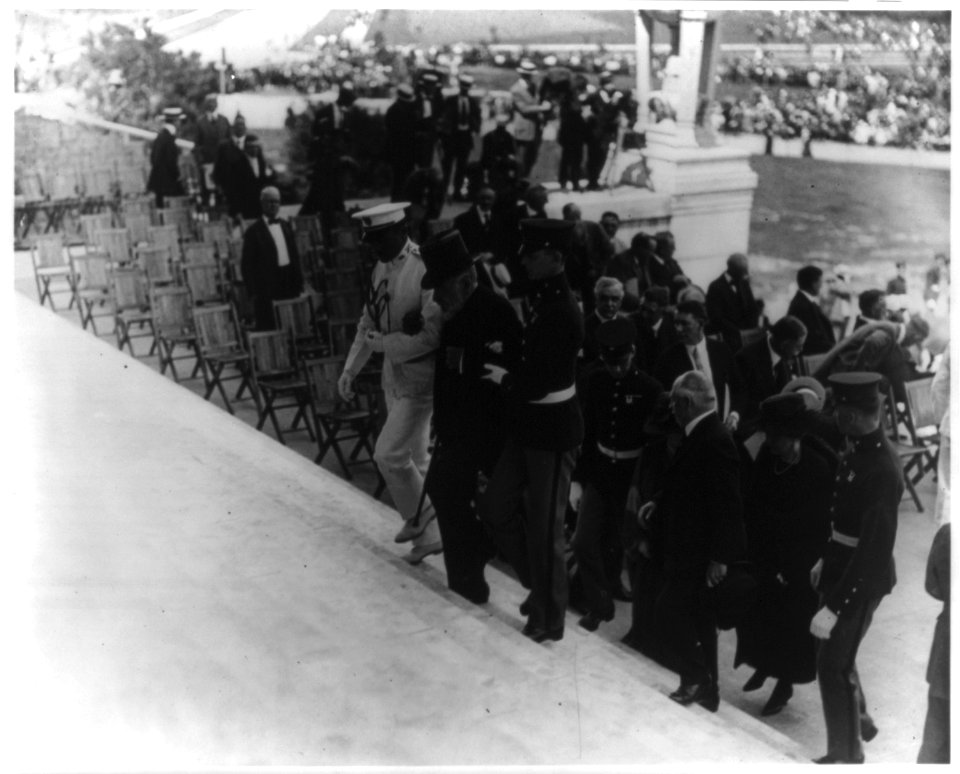 Robert Lincoln arrives at dedication of Lincoln Memorial LCCN2002695722