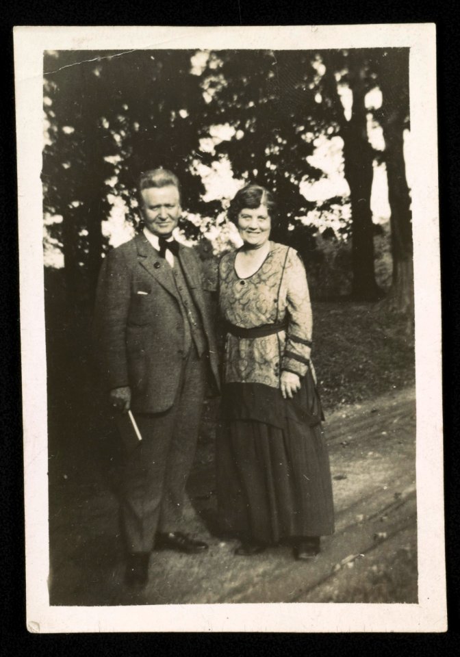 Robert M. La Follette and Belle Case La Follette at Roe farm LCCN2014647474