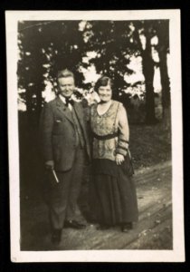 Robert M. La Follette and Belle Case La Follette at Roe farm LCCN2014647474