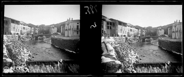 Riu Llobregat al seu pas per la Pobla de Lillet amb neu i dos ponts al fons