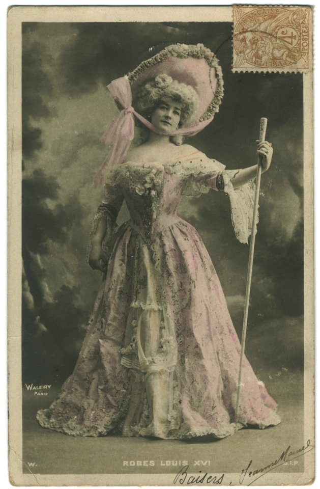 ROBES LOUIS XVII SIP. 5045. Photo Waléry b