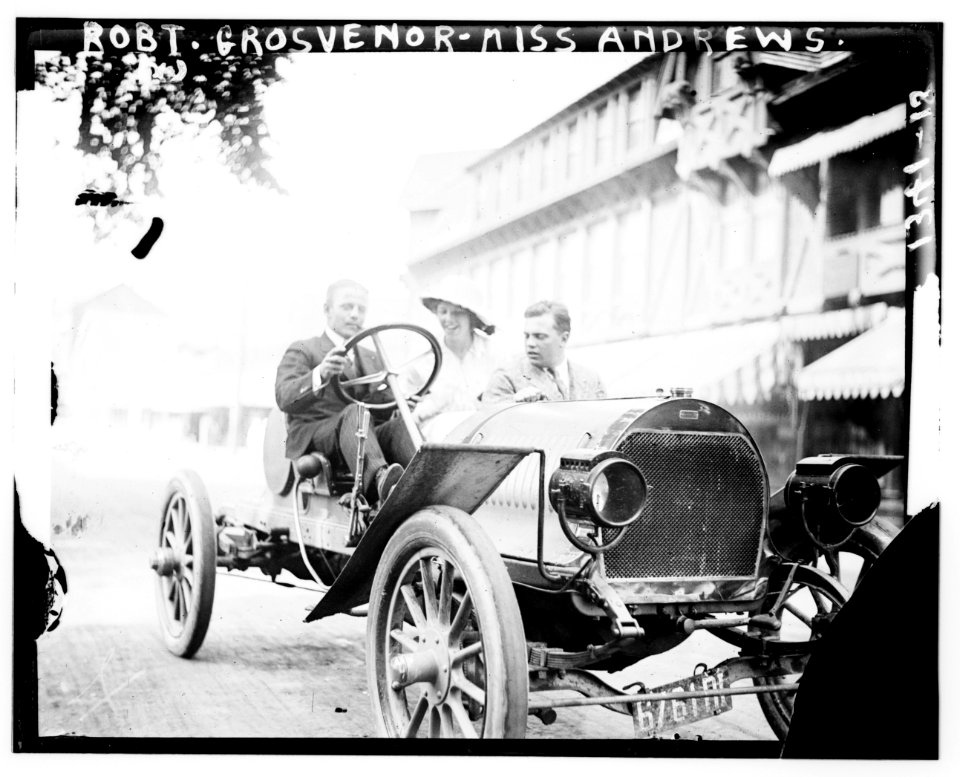 Robt. Grosvenor & Miss Andrews (in auto) LCCN2014687159
