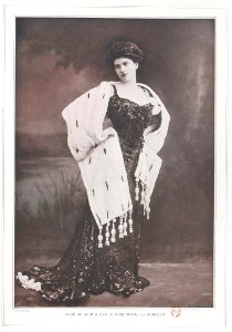 Robe du soir et étole d'hermine par Redfern 1906 photo
