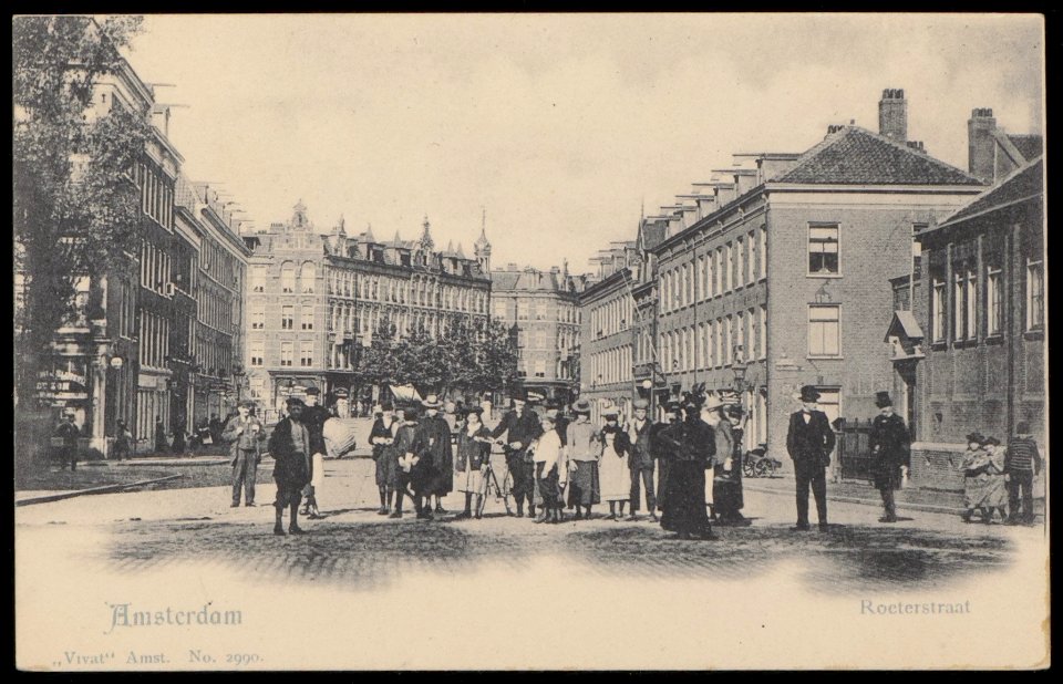 Roetersstraat hoek Sarphatistraat met links de Nieuwe Achtergracht en geheel links de Valckenierstraat. Uitgave Vivat, Afb PBKD00185000004