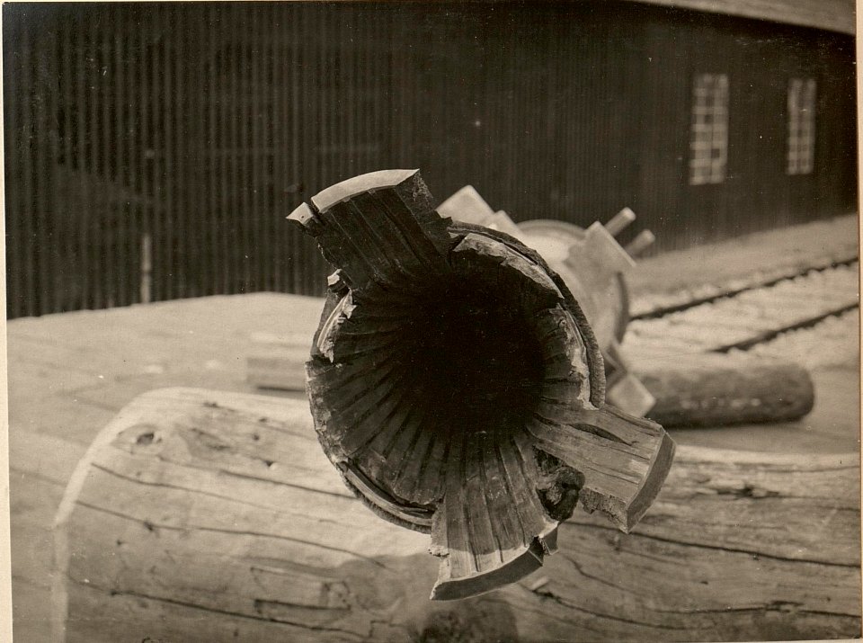 Rohrkrepierer bei 12 cm Kanonen Batterie Nro. 13. Standpunkt der Aufnahme in der Artillerie Reparatur Werkstätte in der Cellulosefabrik in St. MAGDALEN. Aufgenommen.am 3.VII.1916. (BildID 15476826)