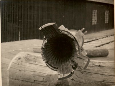 Rohrkrepierer bei 12 cm Kanonen Batterie Nro. 13. Standpunkt der Aufnahme in der Artillerie Reparatur Werkstätte in der Cellulosefabrik in St. MAGDALEN. Aufgenommen.am 3.VII.1916. (BildID 15476826)