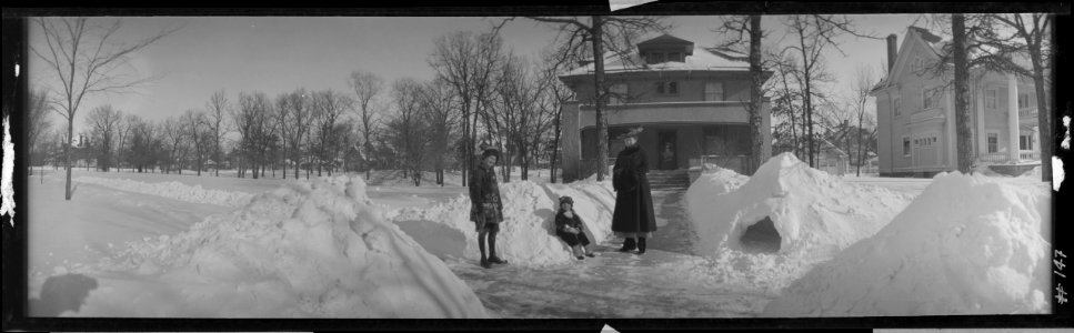 Robert V. Price with his snow house, Douglas Avenue, Elgin, Illinois LCCN2017656442