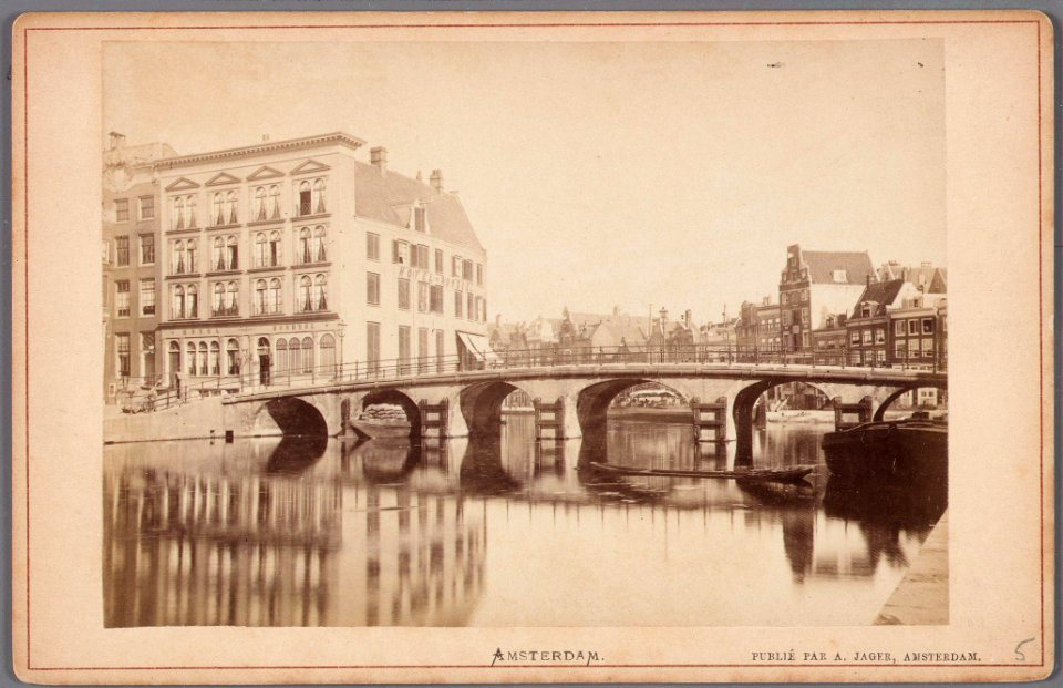 Rokin, gezien naar Hotel Rondeel op de hoek van Doelenstraat en Binnen Amstel De brug werd in 1877 gewijzigd 010005000136