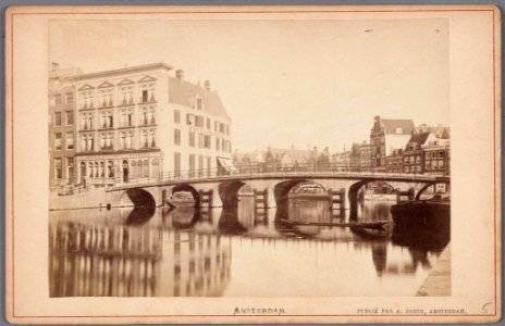 Rokin, gezien naar Hotel Rondeel op de hoek van Doelenstraat en Binnen Amstel De brug werd in 1877 gewijzigd 010005000136 photo
