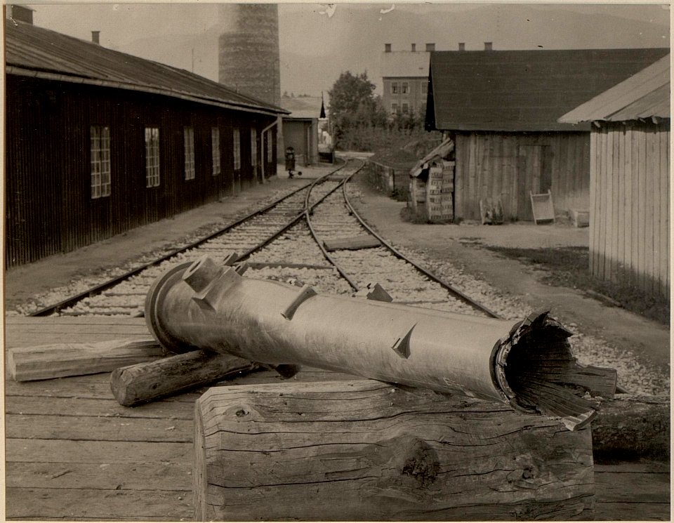 Rohrkrepierer bei der 12 cm Kanonen Batterie Nro. 13. Standpunkt der Aufnahme in der Artillerie Reparatur Werkstätte in der Cellulosefabrik in St. MAGDALEN. Aufgenommen.am 3.VII.1916. (BildID 15476840)