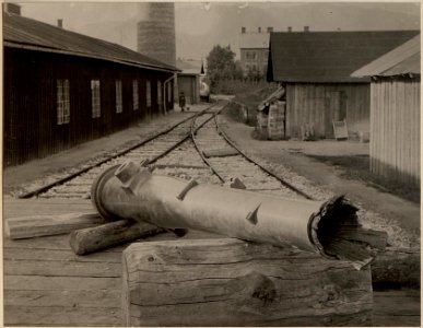 Rohrkrepierer bei der 12 cm Kanonen Batterie Nro. 13. Standpunkt der Aufnahme in der Artillerie Reparatur Werkstätte in der Cellulosefabrik in St. MAGDALEN. Aufgenommen.am 3.VII.1916. (BildID 15476840)