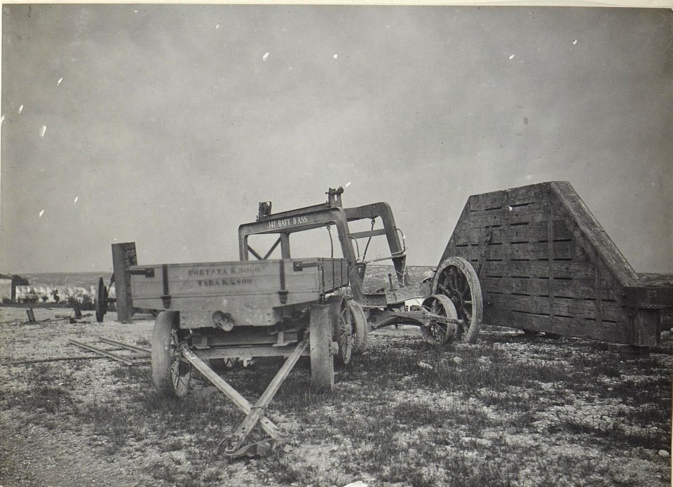 Rochi, Bettung für schweres Geschütz u.Wagen für Bettung. (Mitte Mai 1918.) (BildID 15664943)