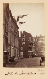 Rokin 116-104 vlnr Op nummer 112 verenigingsgebouw Arti et Amicitia Rechts daarvan ingang Spui, rechts van nummer 106 B00000030633