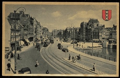 Rokin met rechts de Langebrugsteeg en geheel links het Spui. Uitgave Nuss, Laren, Afb ANWU01754000007