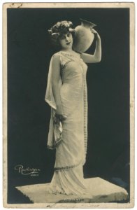 ROBINNE, Gabrielle SIP. Photo Reutlinger d