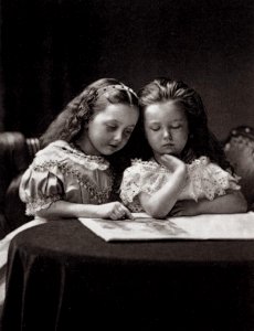 Robinson, Henry Peach - Maud und Ethel May Robinson, Töchter von Henry und Selina Robinson (Zeno Fotografie)