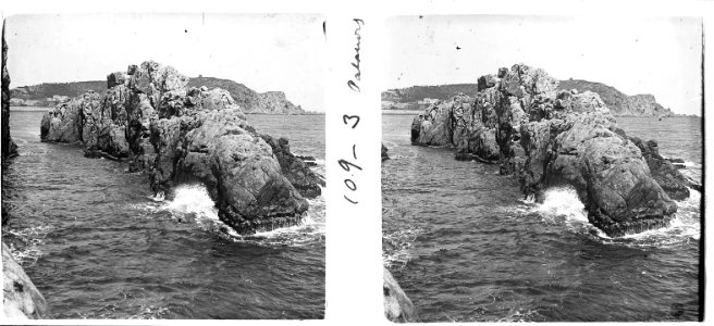 Roca al costat del far