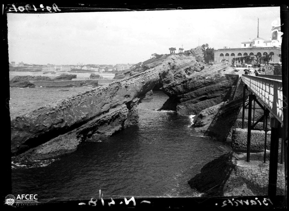 Roca foradada a la costa de Biarritz
