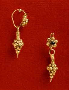 Roman - Pair of Earrings with Rosette and Pendant - Walters 57612, 57613 - Group photo