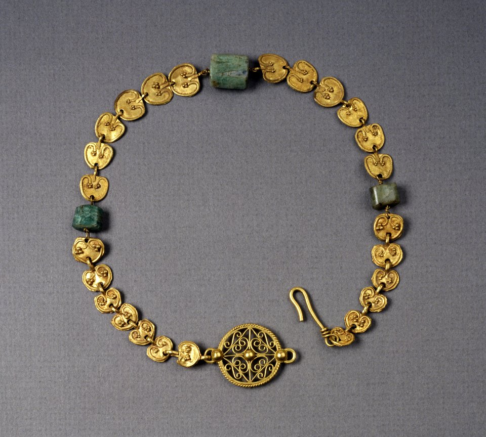 Roman - Gold Necklace with Heart-Shaped Plaques - Walters 57524