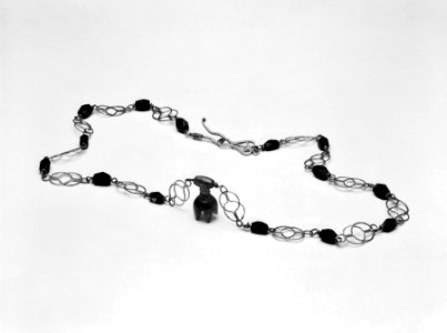 Roman - Necklace with Knot-of-Hercules Links and Pomegranate Pendant - Walters 571556
