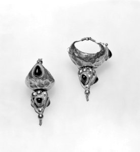 Roman - Pair of Palmyrene Type Earrings - Walters 572074, 572075 photo