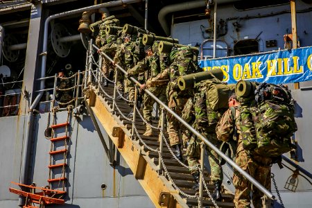 Romanian 307th Naval Infantry Battalion embarks with 26th MEU Marines aboard USS Oak Hill (28648548168)