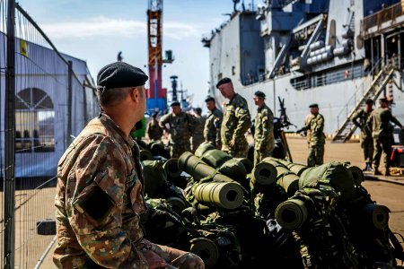 Romanian 307th Naval Infantry Battalion embarks with 26th MEU Marines aboard USS Oak Hill (42470357632)