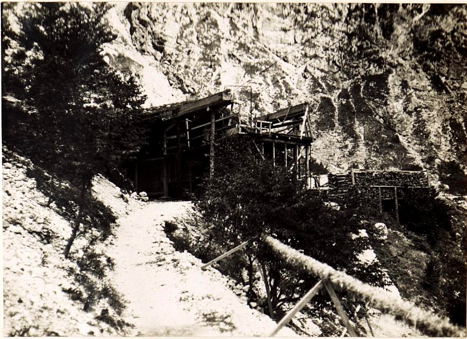 Rombonseilbahn mit Wasserleitung für Rombon.Gesammtansicht. (BildID 15495968)