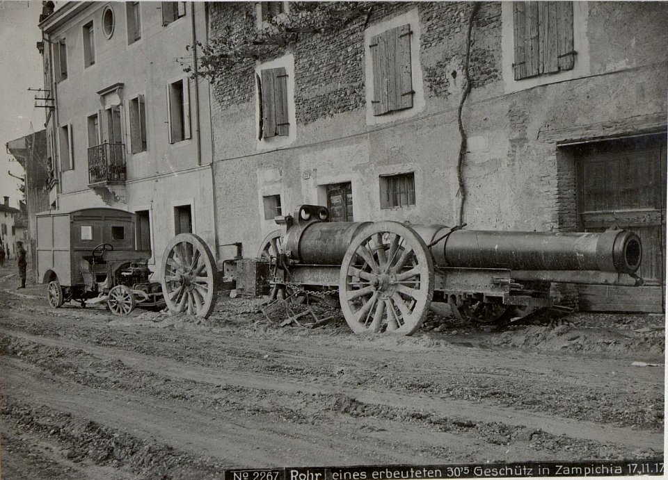 Rohr eines erbeuteten 30.5 Geschütz in Zampichia 17.11.17. (BildID 15612704)