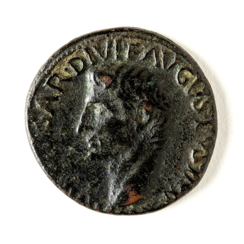 Romerskt bronsmynt med Augustus, 11-12 - Skoklosters slott - 110683