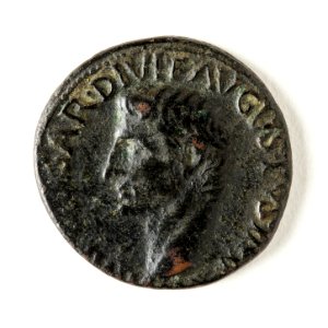 Romerskt bronsmynt med Augustus, 11-12 - Skoklosters slott - 110683