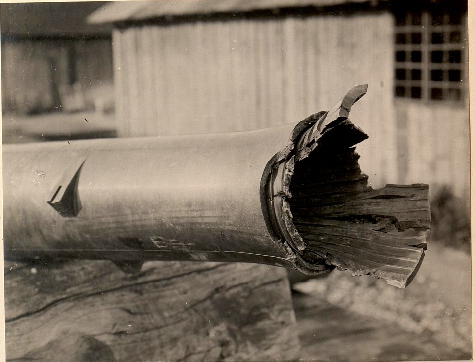 Rohrkrepierer bei 12 cm Kanonen Batterie Nro. 13. Standpunkt der Aufnahme in der Artillerie Reparatur Werkstätte in der Cellulosefabrik in St. MAGDALEN. Aufgenommen.am 3.VII.1916. (BildID 15476819)