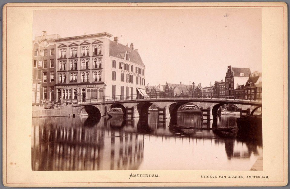 Rokin, gezien naar Hotel Rondeel op de hoek van Doelenstraat en Binnen Amstel De brug werd in 1877 gewijzigd 010005000135
