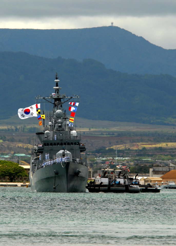 ROKS Yang Manchoon (DDH 973) with tug in Pearl Harbor RIMPAC 2008 US Navy 080624-N-4965F-226