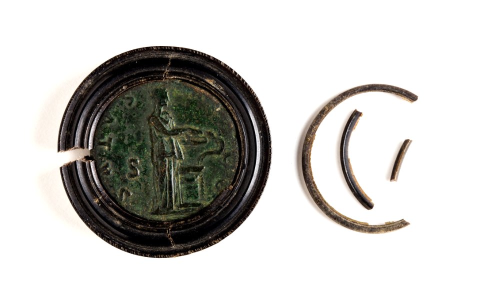 Romerskt bronsmynt, 134-138. Infattat i svarvad ebenholts - Skoklosters slott - 110749