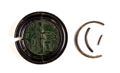 Romerskt bronsmynt, 134-138. Infattat i svarvad ebenholts - Skoklosters slott - 110749