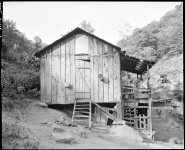 Room (two) house of Charlie Davis. Coleman Fuel Company, Red Bird Mine, Field, Bell County, Kentucky - NARA - 541137