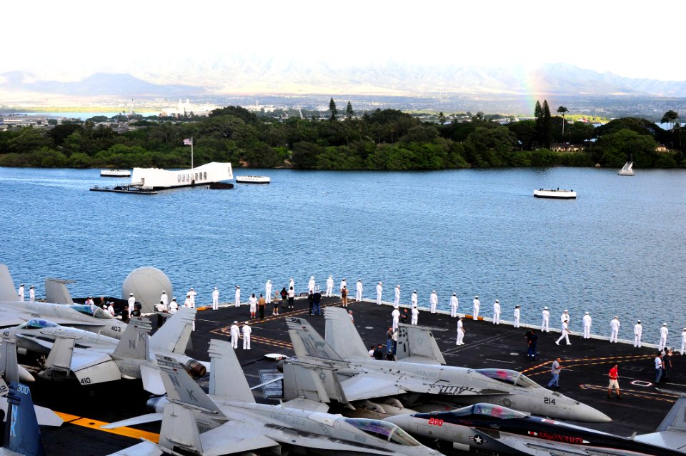 Ronald Reagan leaves Pearl Harbor 110903-N-EC099-038